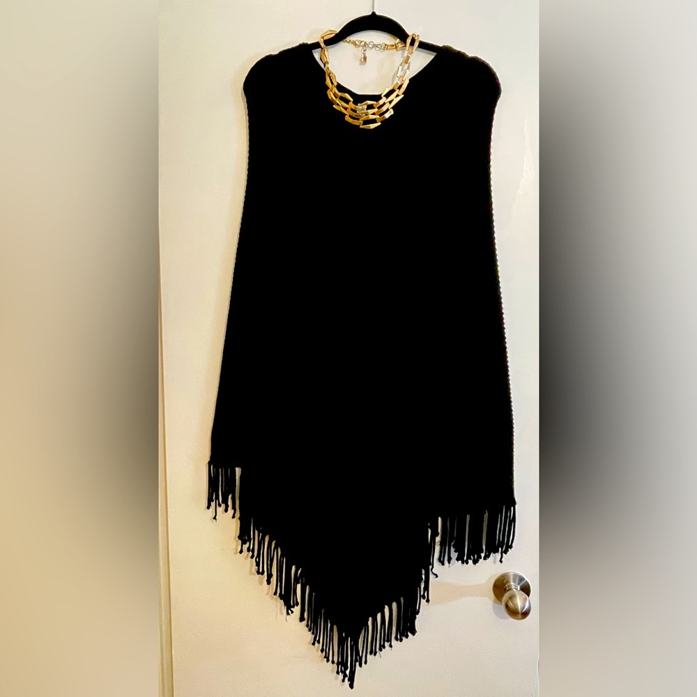 ⚜️BCBGMaxazria Black Knit Fringe Poncho⚜️